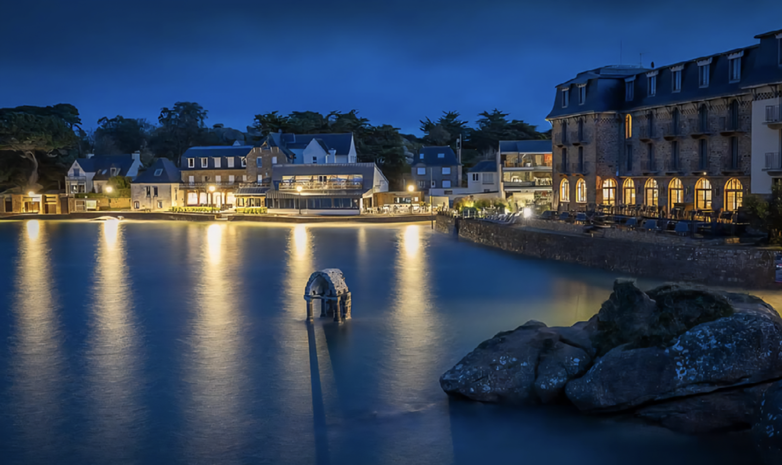 alt="vue de nuit plage de saint Guirec Ploumanac'h, zone d'intervention de la Conciergerie des Embruns"