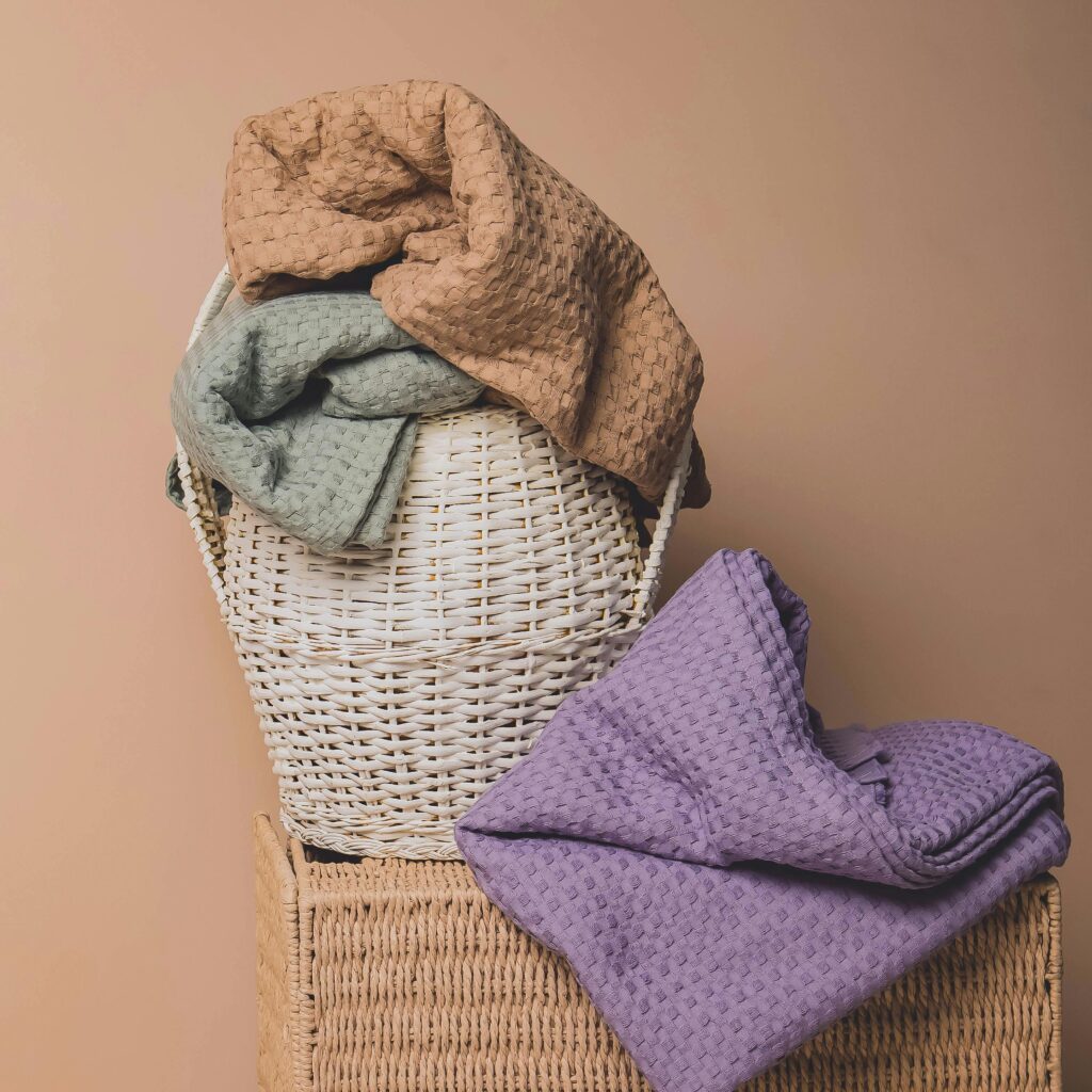 Mise en place des produits d'accueil et du linge de toilette pour les voyageurs.